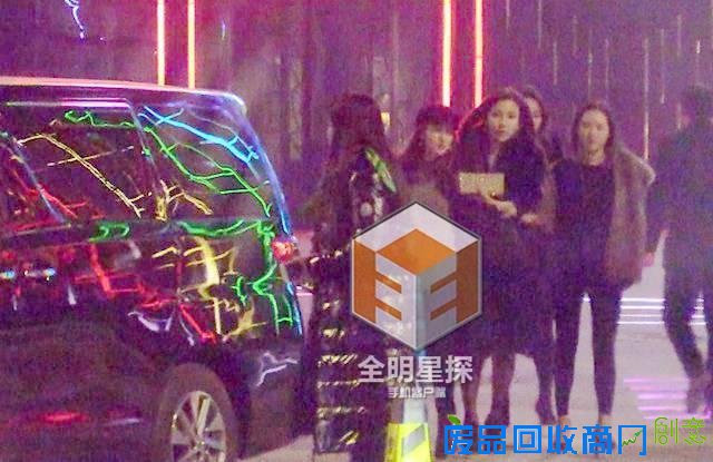 黄晓明携众美女开心飙歌 baby安然入睡？