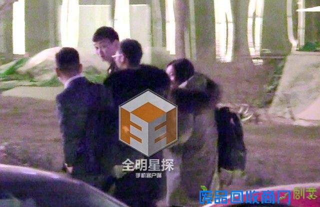 黄晓明携众美女开心飙歌 baby安然入睡？