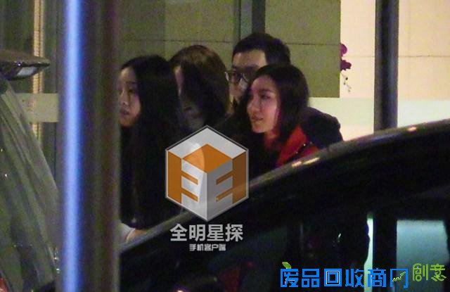 黄晓明携众美女开心飙歌 baby安然入睡？