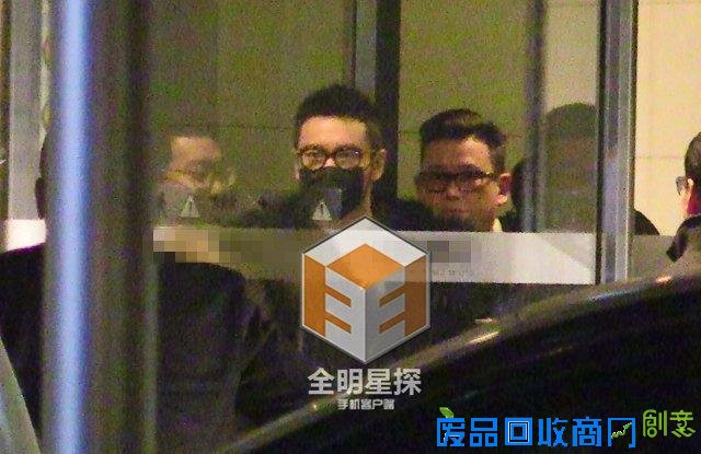 黄晓明携众美女开心飙歌 baby安然入睡？