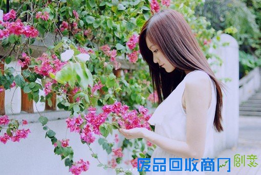 唯美的侧脸女生图片 长发飘飘 一张侧脸人民快报网