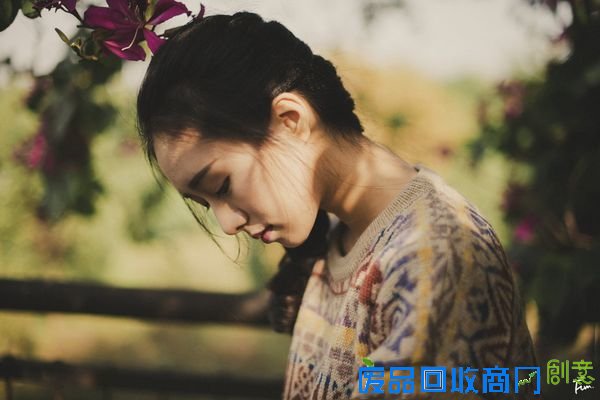 唯美的侧脸女生图片 长发飘飘 一张侧脸人民快报网