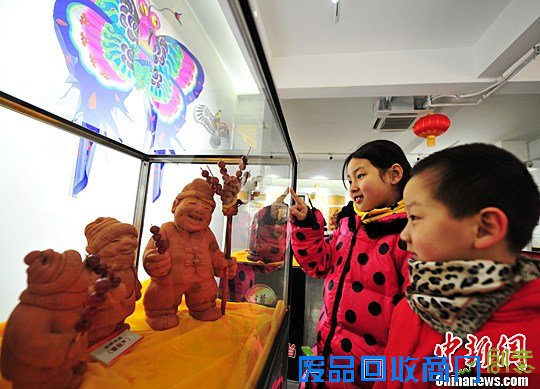 图为传统古老的“泥塑艺术”吸引孩童。中新社记者 翟羽佳 摄