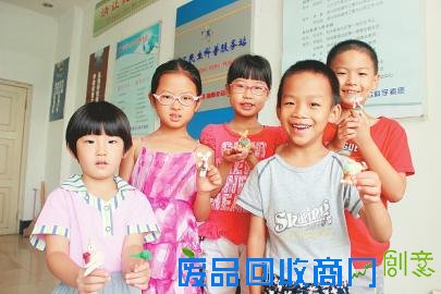 “猪八戒啃西瓜”逗乐孩童，蓝精灵等你做