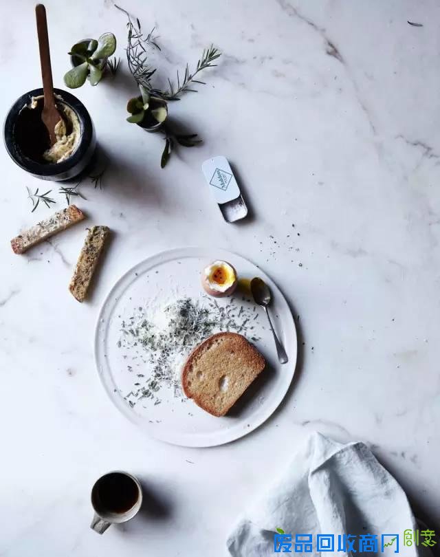 摄影 | 如果你一定要在饭前拍照，最好拍得像她一样美