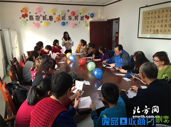 精武镇汇英苑社区开展喜迎新春 欢乐剪纸活动