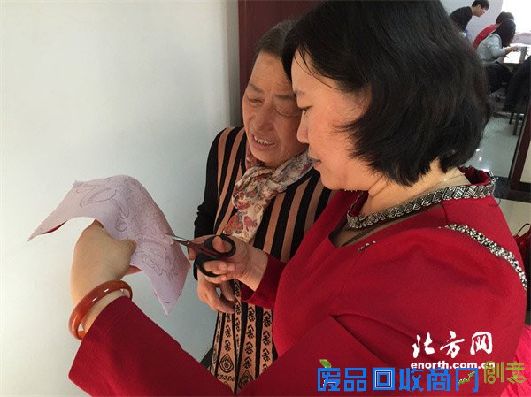 精武镇汇英苑社区开展喜迎新春 欢乐剪纸活动