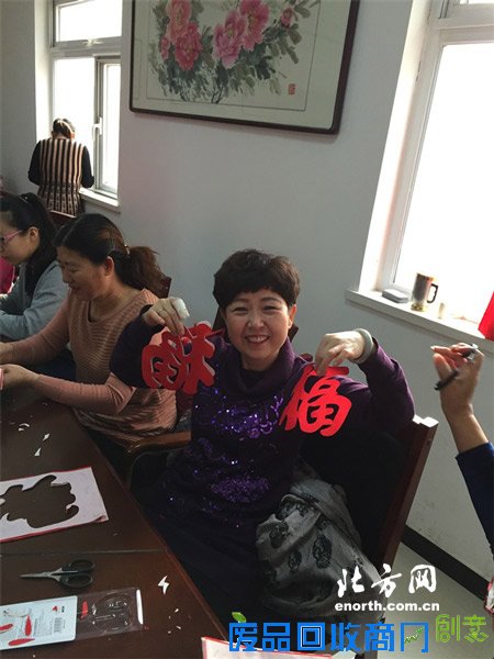 精武镇汇英苑社区开展喜迎新春 欢乐剪纸活动