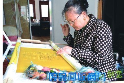 荆州楚绣大师李友珍：凤鸣楚天 绣花针下锁龙凤