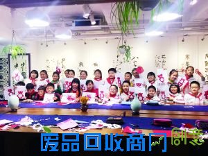 一把剪刀，几张红纸，七剪八剜，展开来居然是活灵活现的金鱼、小熊、兔子……剪纸的魅力让孩子们兴奋不已。日前，崇文小学五年级4班的小学生来到崇文茶画汇，参加学校和家委会为孩子们精心策划组织的传统文化进校园系列之“学剪纸”活动。请来河北省民间工艺美术大师巩春华带孩子们走进剪纸的世界。