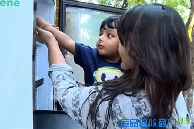 这个印度姑娘用一台冰箱 温暖了一群人