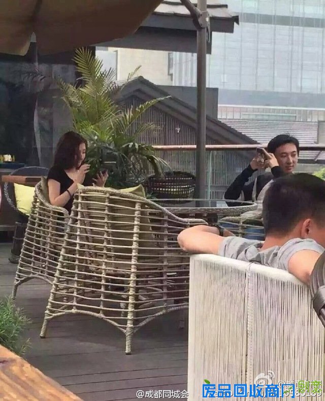 王思聪携95后女伴逛成都 媒体:你们没脸盲症吗？