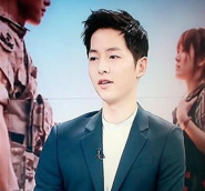 宋仲基录制《News9》现场 出演时长达5分钟