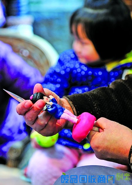 重庆洪崖洞有个“泥人时”没学过美术却捏谁像谁