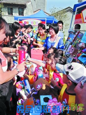 小朋友剪纸义卖献爱心