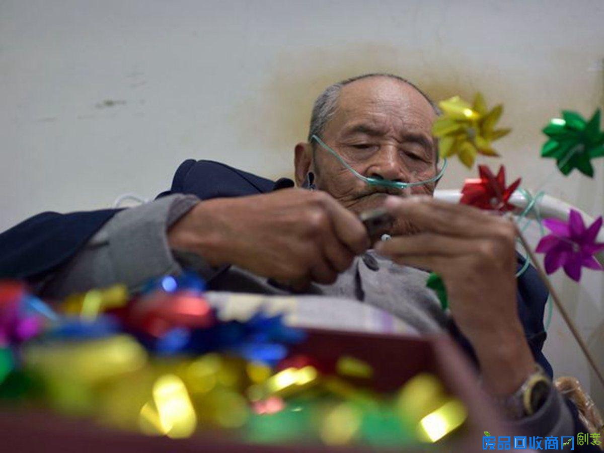 “风车爷爷”边吸氧边扎风车 换来的钱捐贫困生