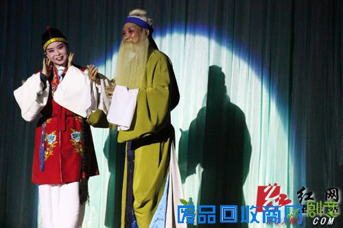 外国友人看长沙 望城新康剪纸让他们惊呆了