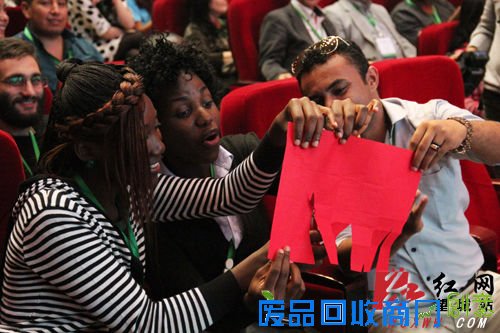 外国友人看长沙 望城新康剪纸让他们惊呆了