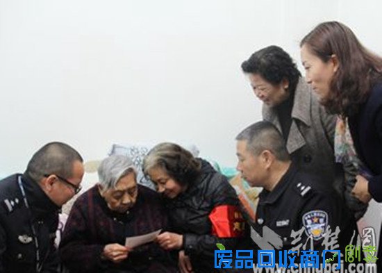 江岸区公安分局清明期间走访慰问革命先烈亲属李声英(左二)