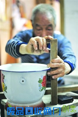 环保达人手很巧 废料“变成宝”