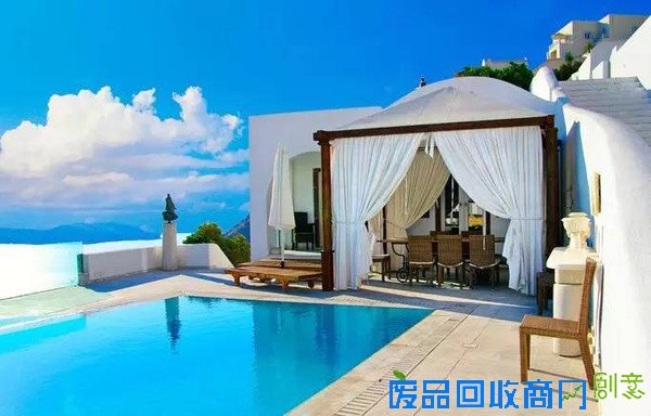 泳池也可以成为客厅的装饰物，创意与意大利房产