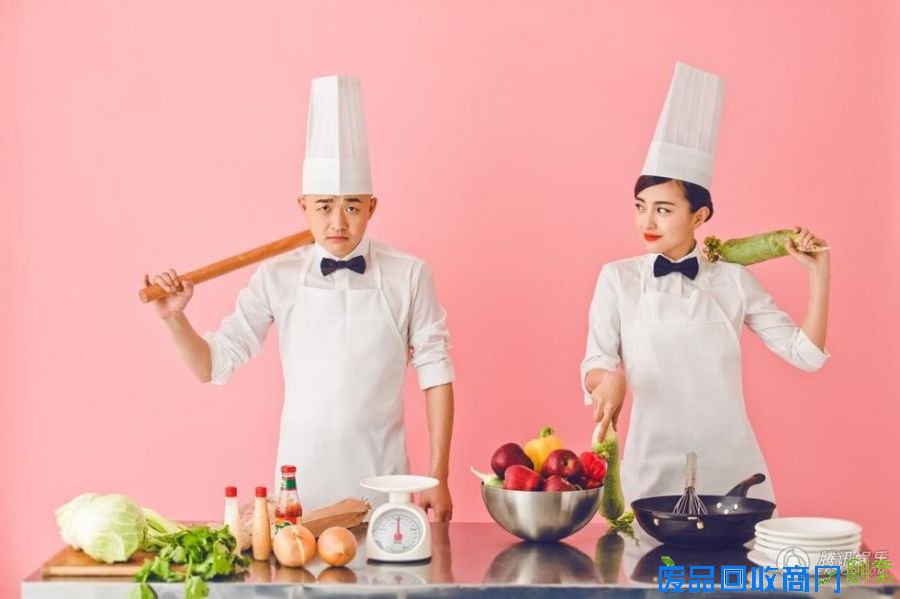 包贝尔婚纱照曝光 穿厨师服上演冰箱湿吻画面惹火