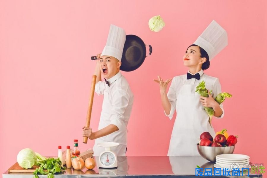 包贝尔婚纱照曝光 穿厨师服上演冰箱湿吻画面惹火