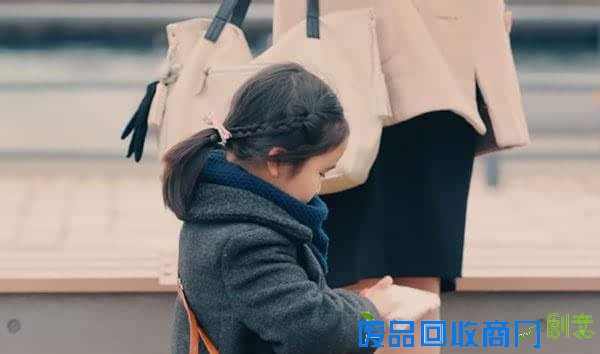 大人将钱包丢到地上测试小朋友反应，没想到孩子们做出同样的举动