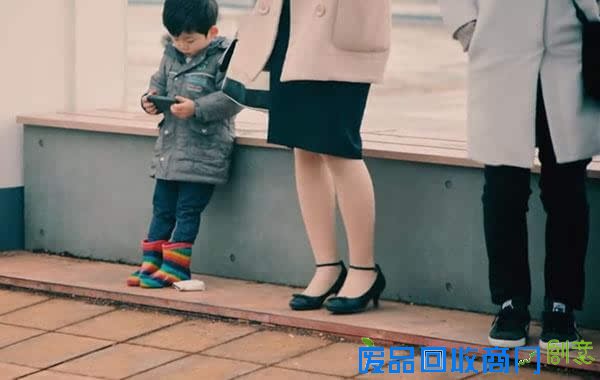 大人将钱包丢到地上测试小朋友反应，没想到孩子们做出同样的举动