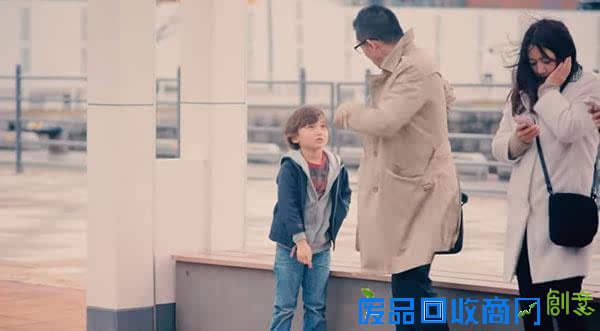 大人将钱包丢到地上测试小朋友反应，没想到孩子们做出同样的举动