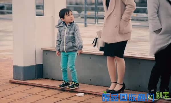 大人将钱包丢到地上测试小朋友反应，没想到孩子们做出同样的举动