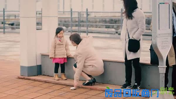 大人将钱包丢到地上测试小朋友反应，没想到孩子们做出同样的举动