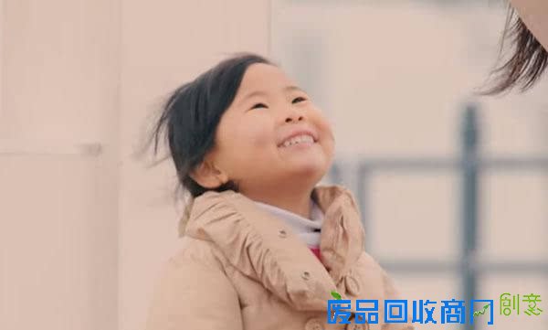 大人将钱包丢到地上测试小朋友反应，没想到孩子们做出同样的举动