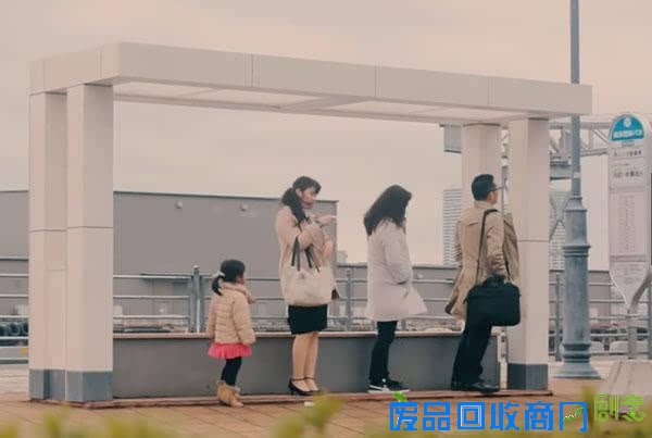 大人将钱包丢到地上测试小朋友反应，没想到孩子们做出同样的举动