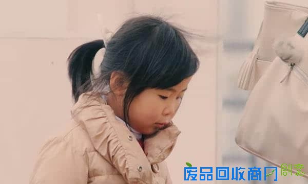 大人将钱包丢到地上测试小朋友反应，没想到孩子们做出同样的举动