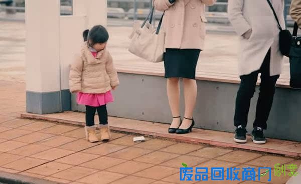 大人将钱包丢到地上测试小朋友反应，没想到孩子们做出同样的举动