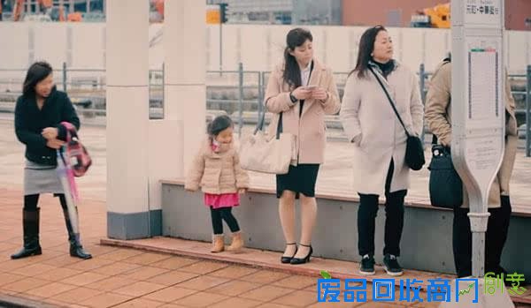 大人将钱包丢到地上测试小朋友反应，没想到孩子们做出同样的举动