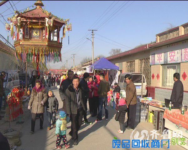 熙熙攘攘的赶会人