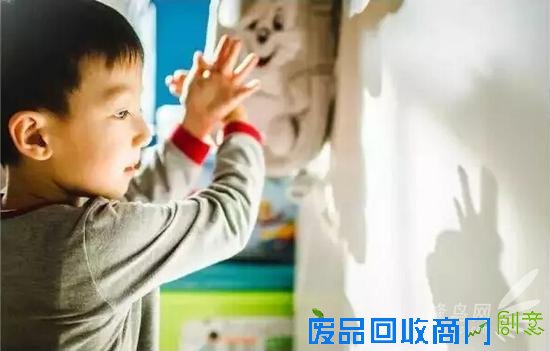 熊孩子扮名人 摄影师妈妈抓真挚瞬间