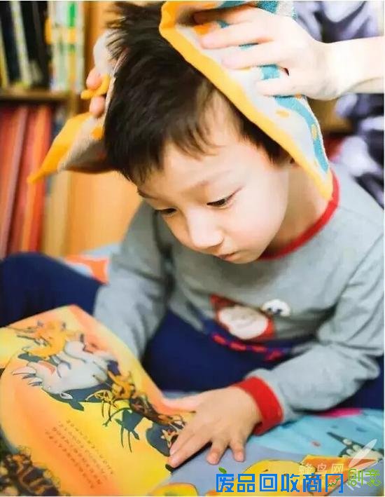 熊孩子扮名人 摄影师妈妈抓真挚瞬间