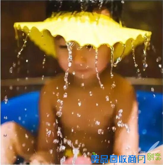 熊孩子扮名人 摄影师妈妈抓真挚瞬间