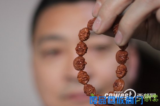 阎良70后手工艺人自学雕刻 核桃上能雕出罗汉像