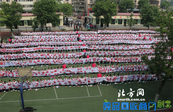 天津千名学生用剪纸诠释中国梦 弘扬非物质文化