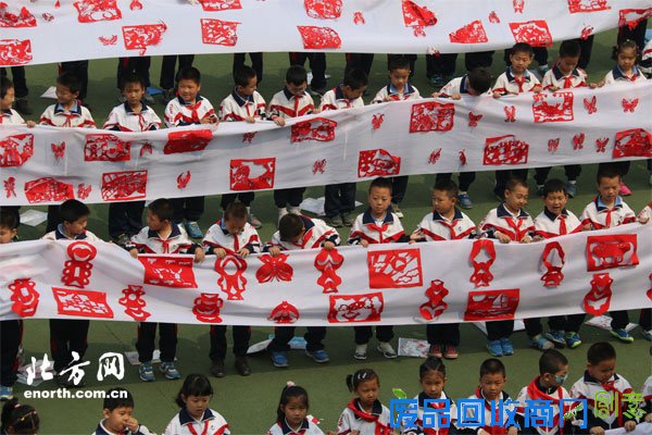天津千名学生用剪纸诠释中国梦 弘扬非物质文化
