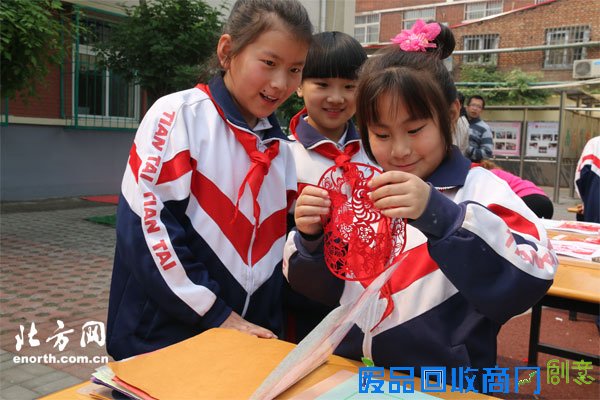 天津千名学生用剪纸诠释中国梦 弘扬非物质文化