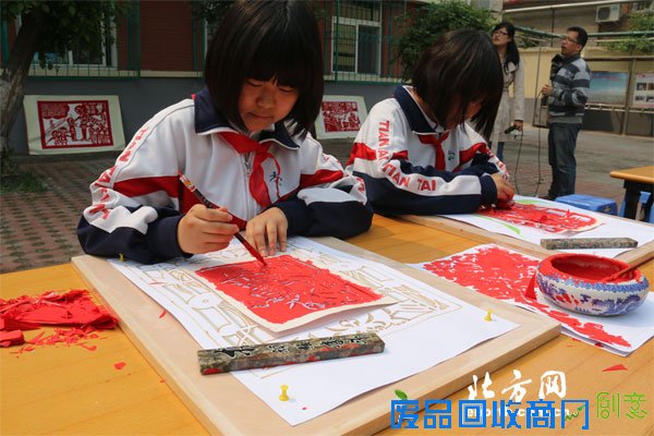 天津千名学生用剪纸诠释中国梦 弘扬非物质文化