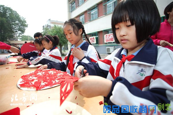 天津千名学生用剪纸诠释中国梦 弘扬非物质文化