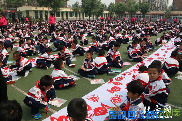 天津千名学生用剪纸诠释中国梦 弘扬非物质文化