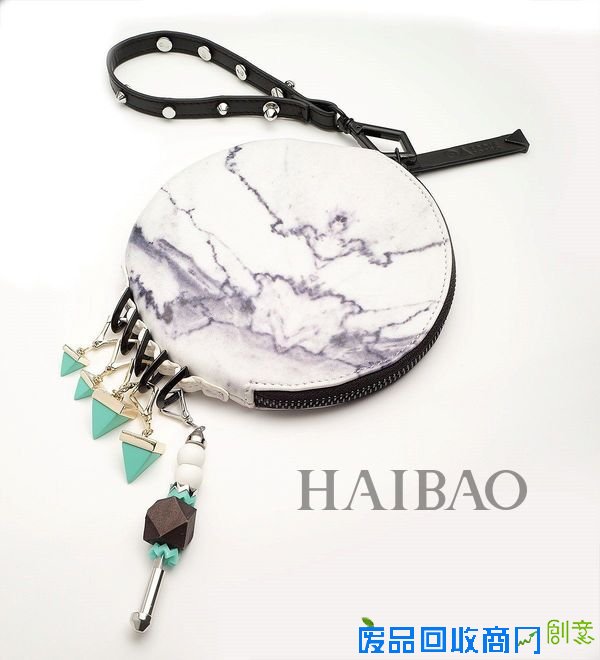 朋克系珠宝设计师伊迪&middot;波哥(Eddie Borgo) 携手零售巨商Target带来合作款时尚配饰：大理石纹路小号圆形包与混搭挂饰。圆形包售价20美金，包挂售价8-16美金不等。