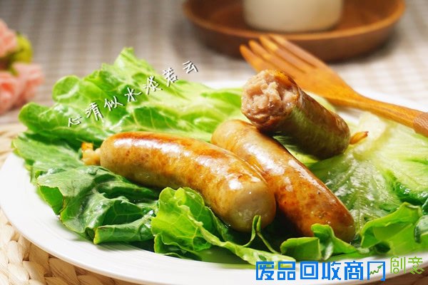 纯手工打造深受小朋友追捧的蒜香脆皮肠